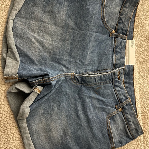 Women’s mid-rise cuffed denim shorts - Picture 1 of 2